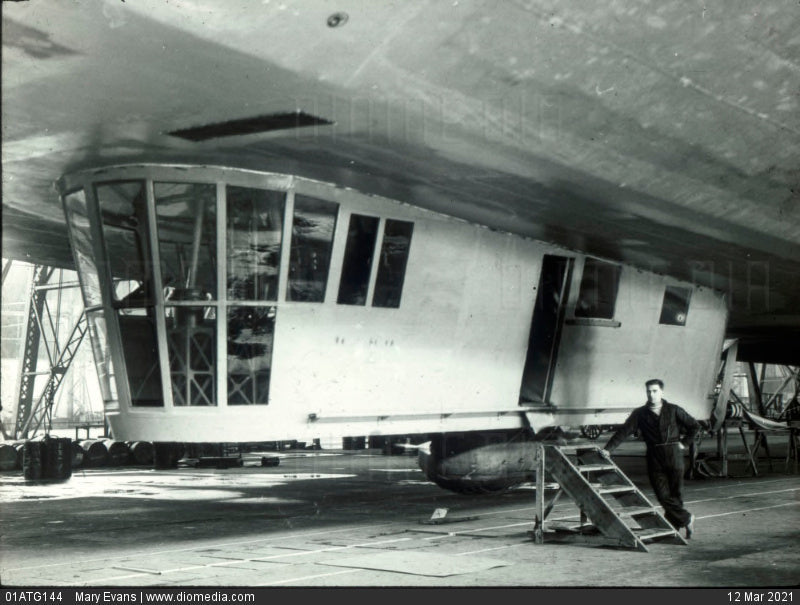 R100 Airship kit in 1:600 or 1:700 scale with Display Stand and Decals