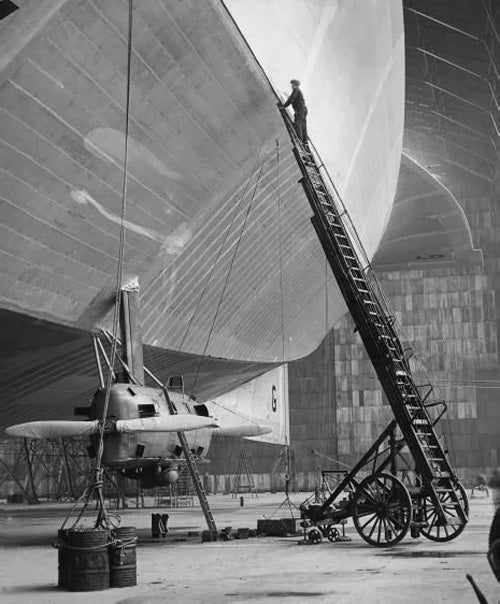 R100 Airship kit in 1:600 or 1:700 scale with Display Stand and Decals