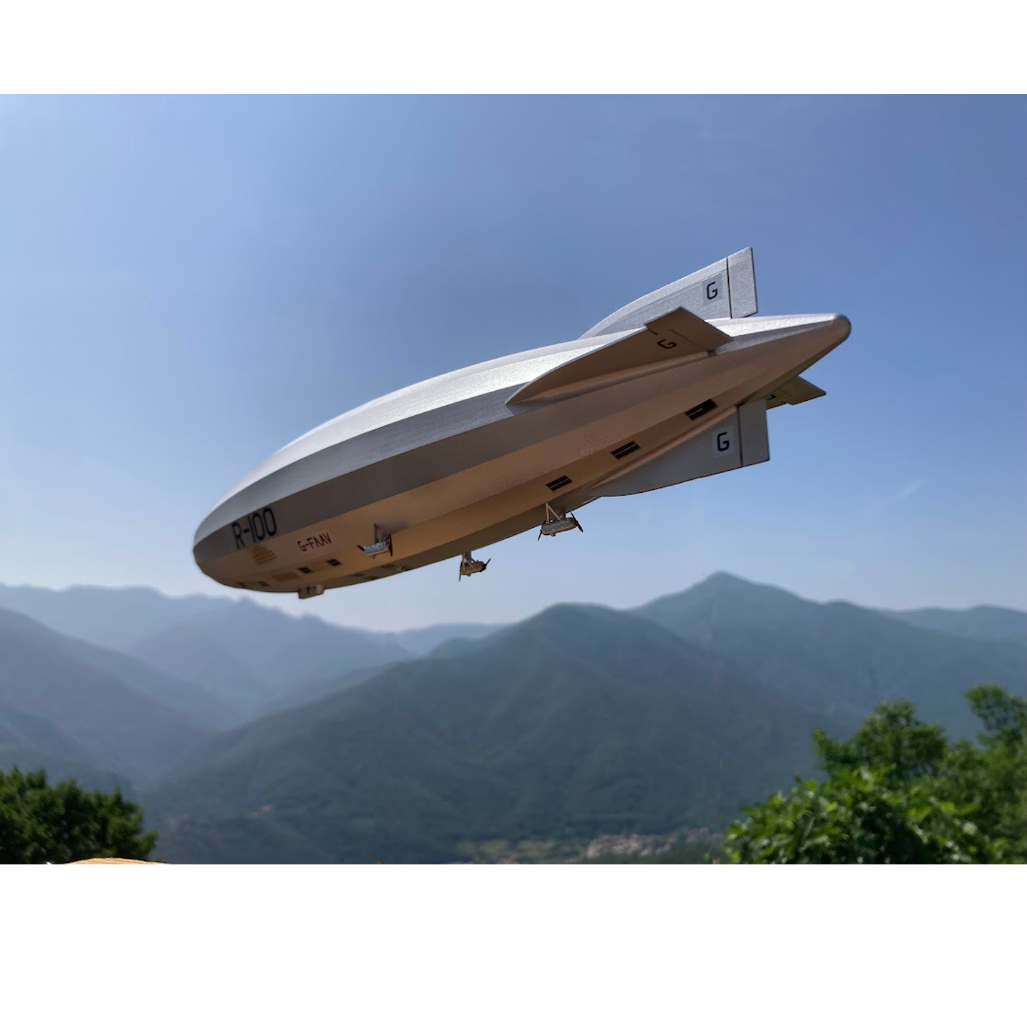 R100 Airship kit in 1:600 or 1:700 scale with Display Stand and Decals